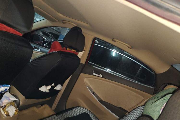 Used Hyundai Verna (older generation) 2010 Sedan 1.4L Automatic Fashionable GT Model Headliner