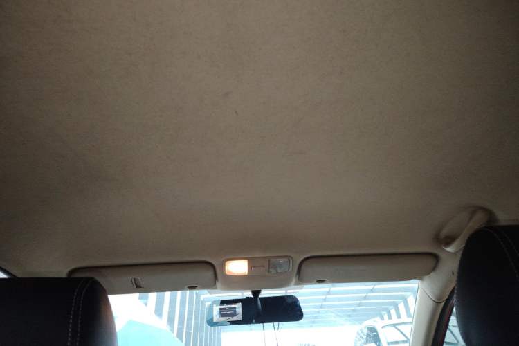 Used Hyundai Verna (older generation) 2010 Sedan 1.4L Manual Comfort GS Headliner