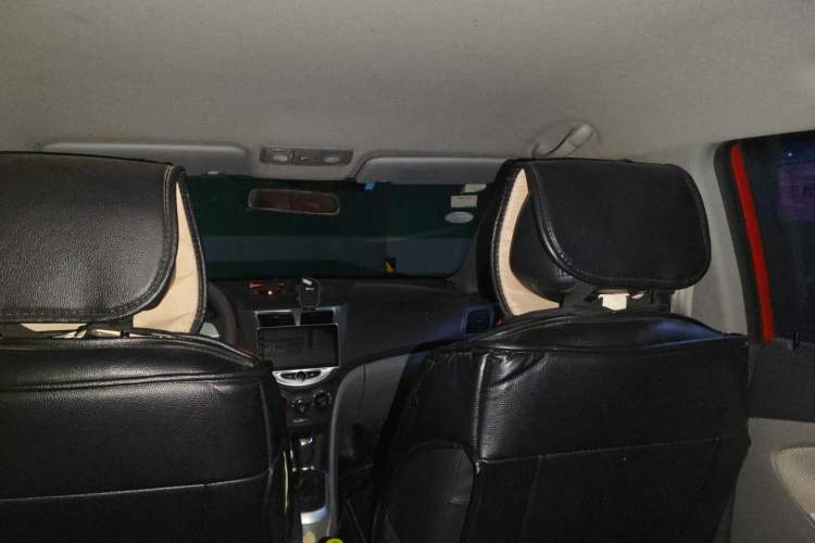 Used Hyundai Verna (older generation) 2010 Sedan 1.4L Manual Comfort GS Headliner