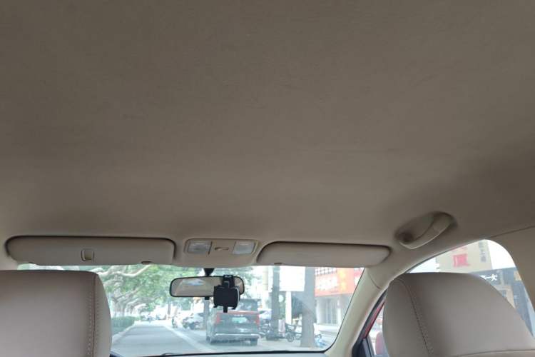 Used Hyundai Verna (older generation) 2010 Sedan 1.4L Manual Comfort GS Headliner