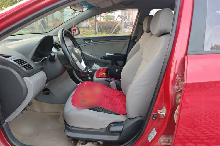 Used Hyundai Verna (older generation) 2010 Sedan 1.4L Manual Comfort GS Left Front Seat