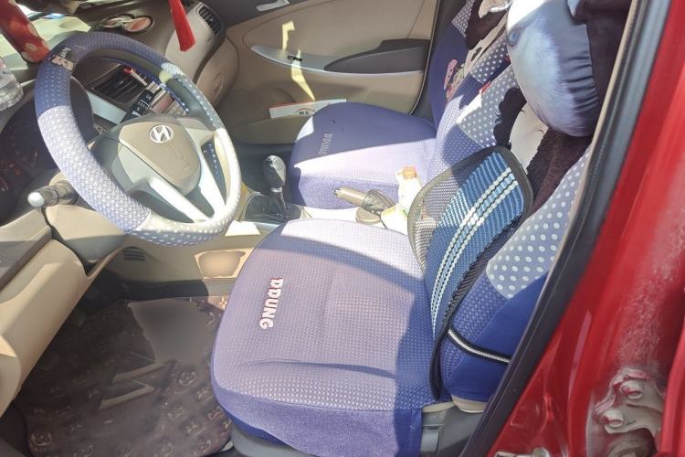 Used Hyundai Verna (older generation) 2010 Sedan 1.4L Manual Comfort GS Left Front Seat