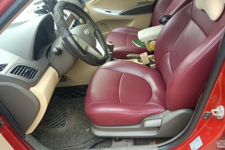 Used Hyundai Verna (older generation) 2010 Sedan 1.4L Manual Comfort GS Left Front Seat