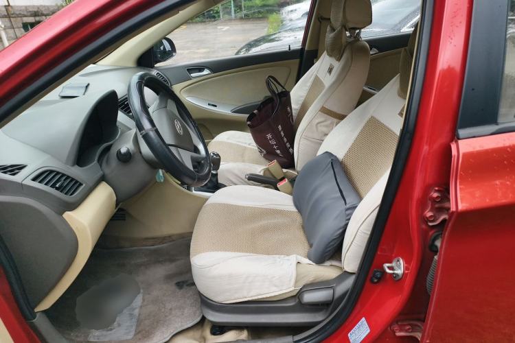 Used Hyundai Verna (older generation) 2010 Sedan 1.4L Manual Comfort GS Left Front Seat