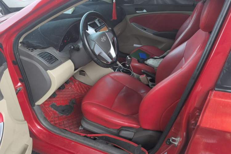 Used Hyundai Verna (older generation) 2010 Sedan 1.4L Manual Comfort GS Left Front Seat