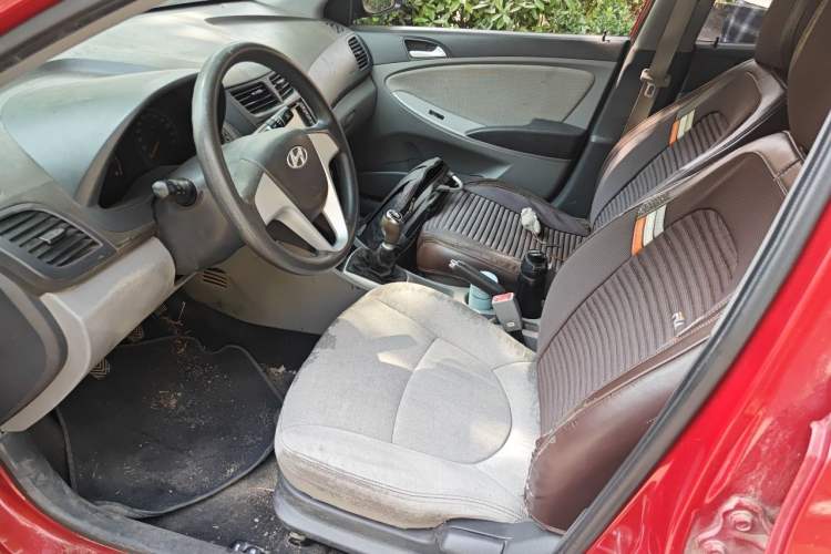 Used Hyundai Verna (older generation) 2010 Sedan 1.4L Manual Comfort GS Left Front Seat