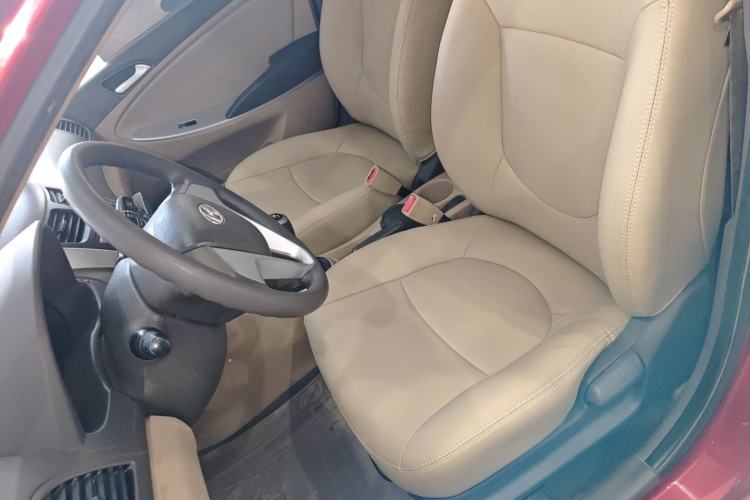 Used Hyundai Verna (older generation) 2010 Sedan 1.4L Manual Comfort GS Left Front Seat