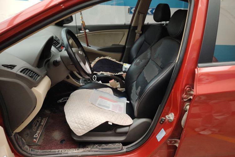 Used Hyundai Verna (older generation) 2010 Sedan 1.4L Manual Comfort GS Left Front Seat