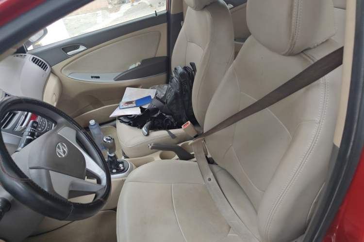 Used Hyundai Verna (older generation) 2010 Sedan 1.4L Manual Comfort GS Left Front Seat