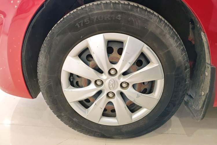 Used Hyundai Verna (older generation) 2010 Sedan 1.4L Manual Comfort GS Left Front Wheel Hub