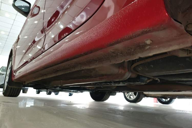 Used Hyundai Verna (older generation) 2010 Sedan 1.4L Manual Comfort GS Left Side Sill
