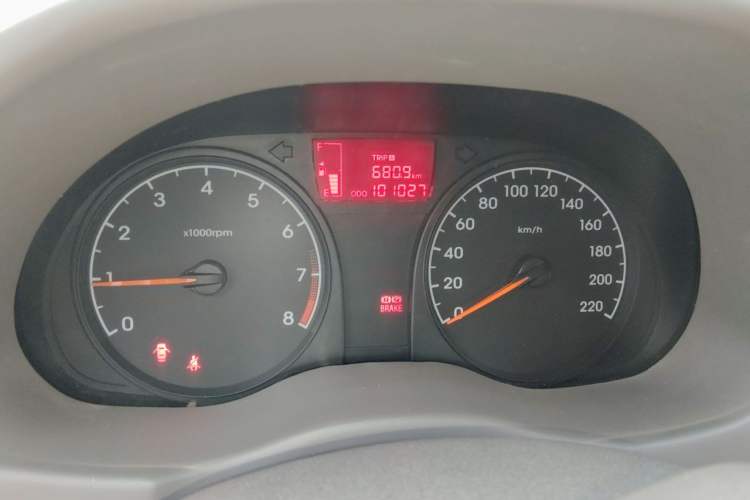 Used Hyundai Verna (older generation) 2010 Sedan 1.4L Manual Comfort GS Odometer Close Up