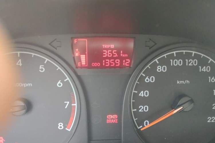 Used Hyundai Verna (older generation) 2010 Sedan 1.4L Manual Comfort GS Odometer Close Up