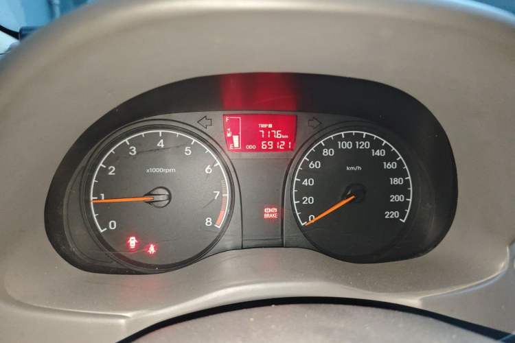 Used Hyundai Verna (older generation) 2010 Sedan 1.4L Manual Standard GL Model Odometer Close Up