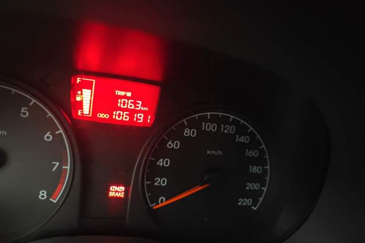 Used Hyundai Verna (older generation) 2010 Sedan 1.4L Manual Comfort GS Odometer Close Up