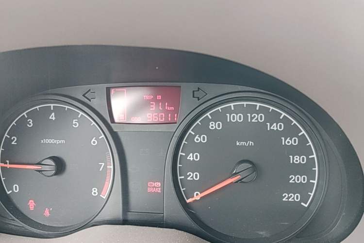 Used Hyundai Verna (older generation) 2010 Sedan 1.4L Manual Comfort GS Odometer Close Up