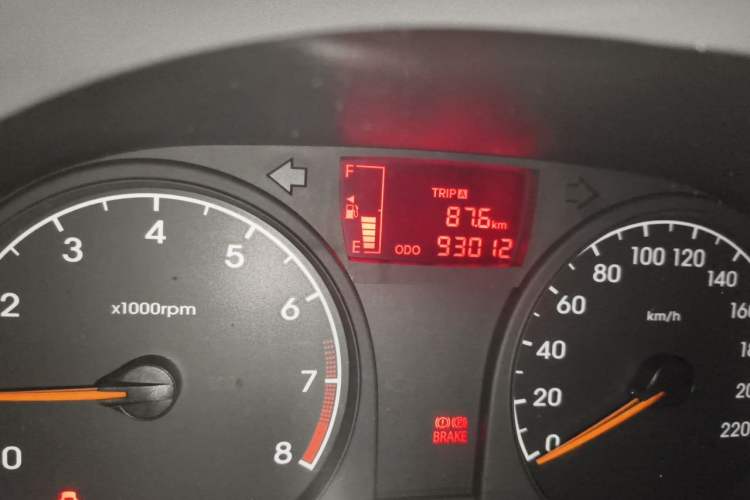 Used Hyundai Verna (older generation) 2010 Sedan 1.4L Manual Comfort GS Odometer Close Up