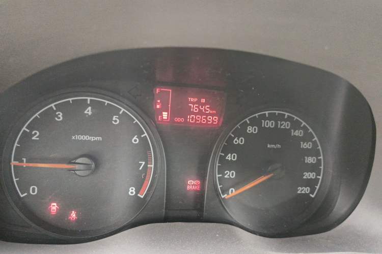 Used Hyundai Verna (older generation) 2010 Sedan 1.4L Manual Standard GL Model Odometer Close Up