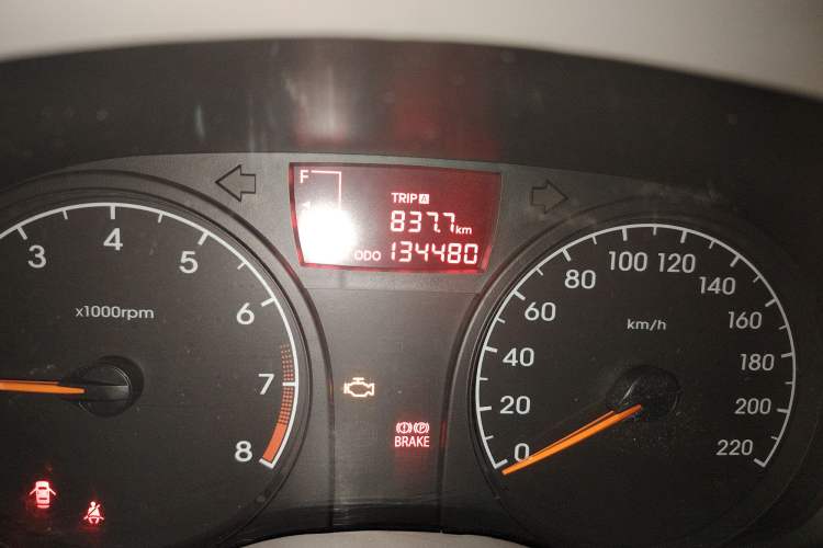 Used Hyundai Verna (older generation) 2010 Sedan 1.4L Manual Comfort GS Odometer Close Up