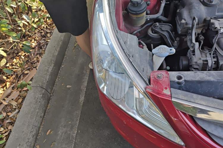 Used Hyundai Verna (older generation) 2010 Sedan 1.4L Manual Comfort GS Right Front Headlight