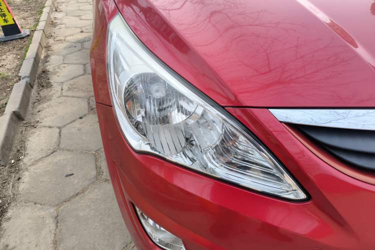 Used Hyundai Verna (older generation) 2010 Sedan 1.4L Manual Comfort GS Right Front Headlight