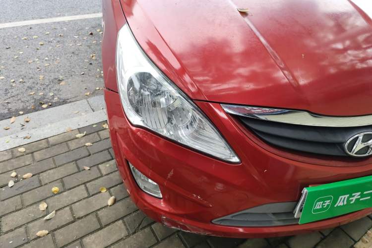Used Hyundai Verna (older generation) 2010 Sedan 1.4L Automatic Fashionable GT Model Right Front Headlight