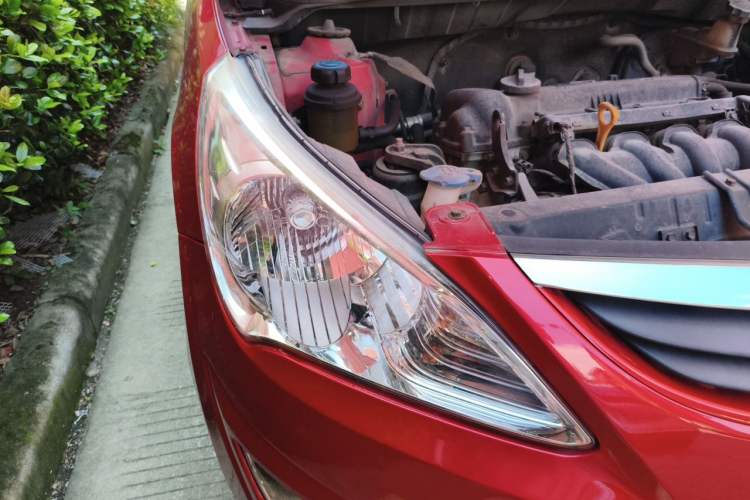 Used Hyundai Verna (older generation) 2010 Sedan 1.4L Manual Comfort GS Right Front Headlight