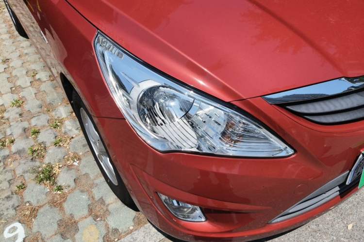 Used Hyundai Verna (older generation) 2010 Sedan 1.4L Automatic Fashionable GT Model Right Front Headlight