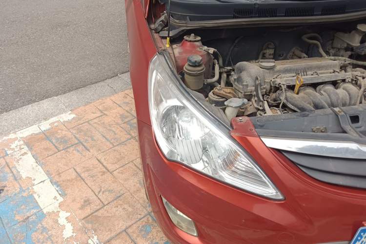 Used Hyundai Verna (older generation) 2010 Sedan 1.4L Manual Comfort GS Right Front Headlight
