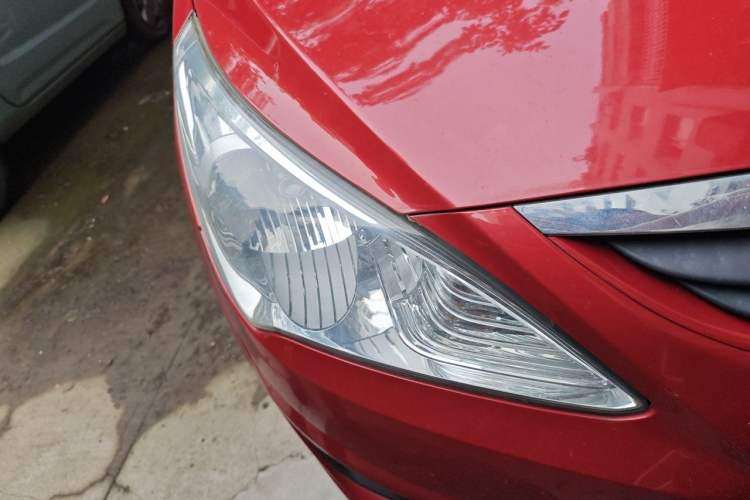 Used Hyundai Verna (older generation) 2010 Sedan 1.4L Manual Standard GL Model Right Front Headlight