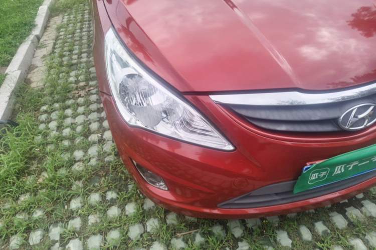 Used Hyundai Verna (older generation) 2010 Sedan 1.4L Manual Comfort GS Right Front Headlight