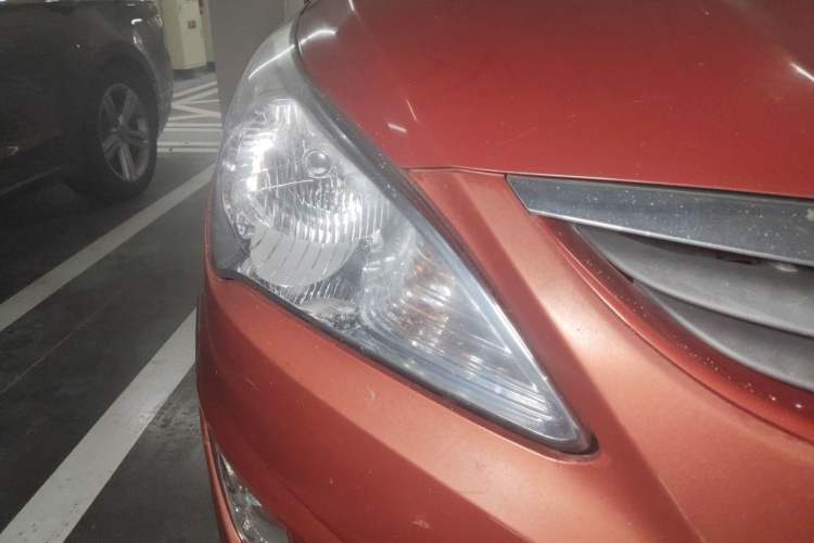 Used Hyundai Verna (older generation) 2010 Sedan 1.4L Manual Comfort GS Right Front Headlight