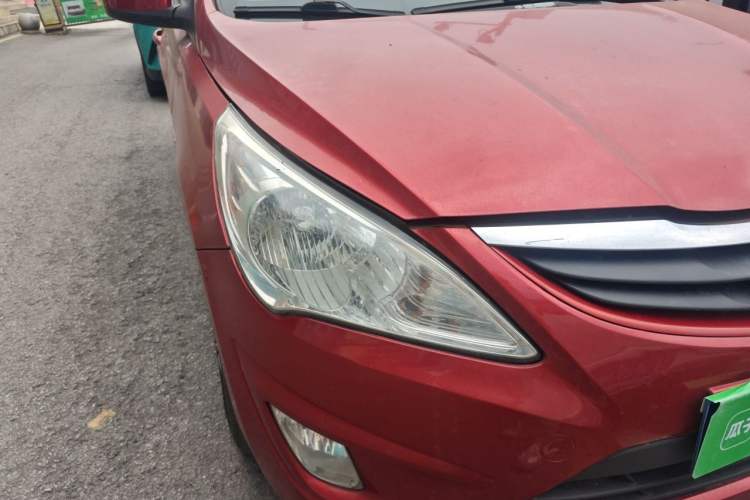 Used Hyundai Verna (older generation) 2010 Sedan 1.4L Automatic Fashionable GT Model Right Front Headlight