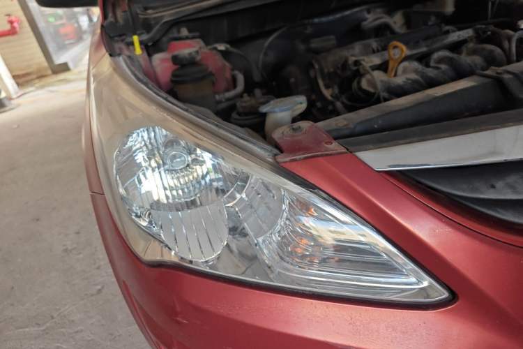 Used Hyundai Verna (older generation) 2010 Sedan 1.4L Manual Comfort GS Right Front Headlight