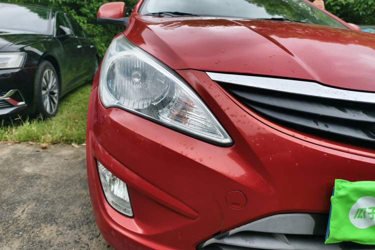 Used Hyundai Verna (older generation) 2010 Sedan 1.4L Manual Comfort GS Right Front Headlight