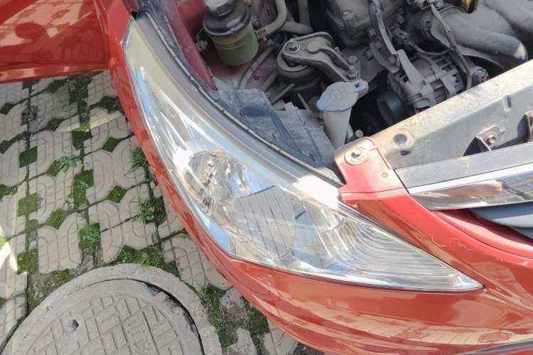 Used Hyundai Verna (older generation) 2010 Sedan 1.4L Automatic Fashionable GT Model Right Front Headlight