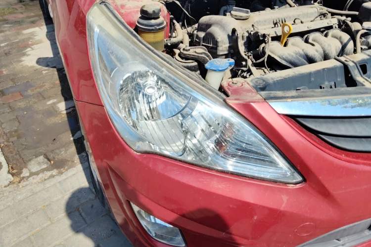 Used Hyundai Verna (older generation) 2010 Sedan 1.4L Manual Comfort GS Right Front Headlight