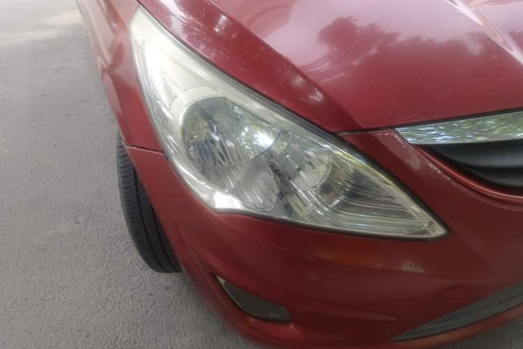 Used Hyundai Verna (older generation) 2010 Sedan 1.4L Manual Standard GL Model Right Front Headlight
