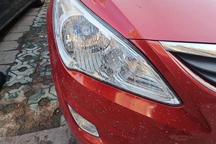 Used Hyundai Verna (older generation) 2010 Sedan 1.4L Automatic Fashionable GT Model Right Front Headlight