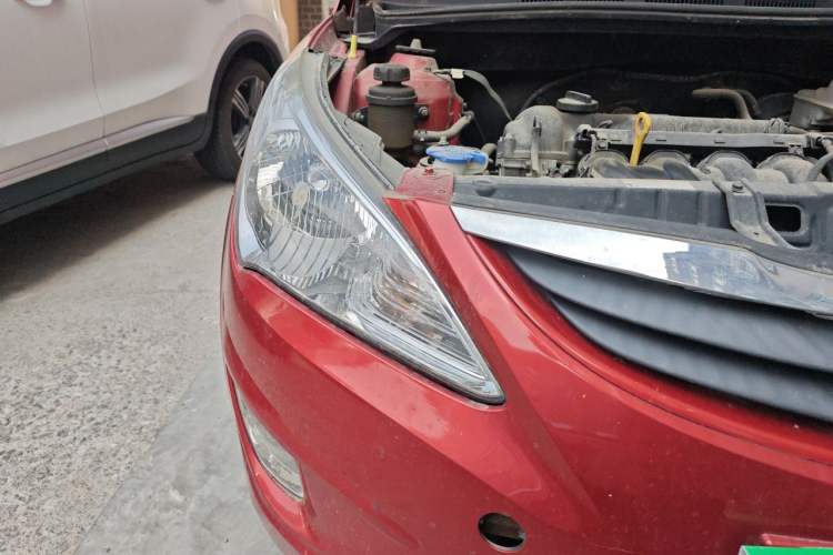 Used Hyundai Verna (older generation) 2010 Sedan 1.4L Manual Comfort GS Right Front Headlight