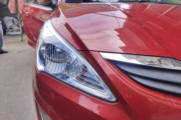 Used Hyundai Verna (older generation) 2010 Sedan 1.4L Automatic Fashionable GT Model Right Front Headlight