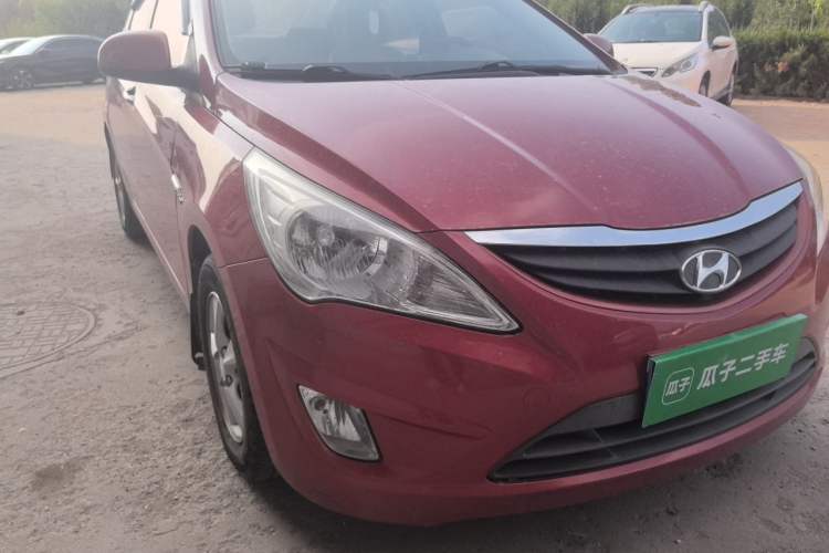 Used Hyundai Verna (older generation) 2010 Sedan 1.4L Automatic Fashionable GT Model Right Front Headlight