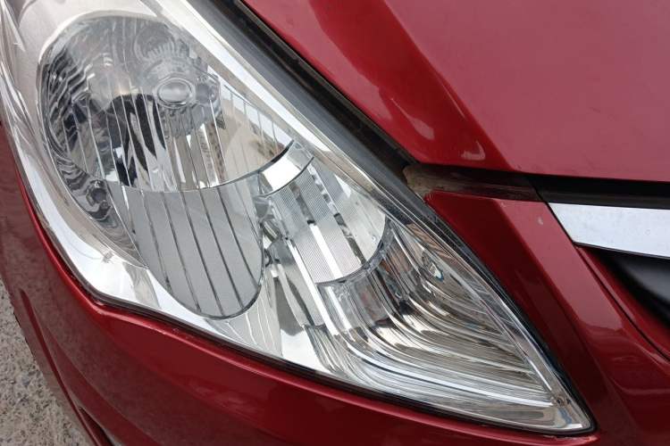 Used Hyundai Verna (older generation) 2010 Sedan 1.4L Automatic Fashionable GT Model Right Front Headlight