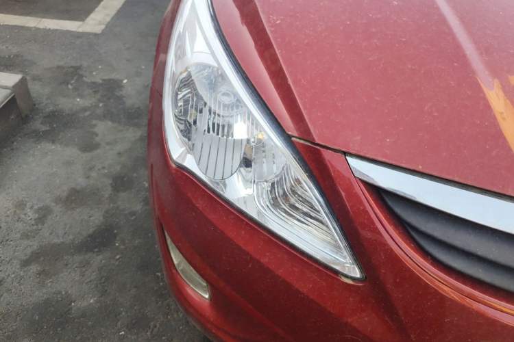Used Hyundai Verna (older generation) 2010 Sedan 1.4L Manual Comfort GS Right Front Headlight