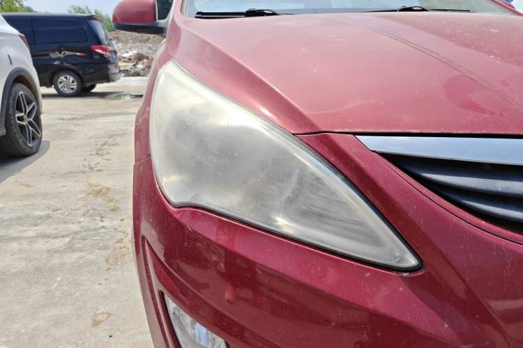 Used Hyundai Verna (older generation) 2010 Sedan 1.4L Automatic Comfort Model GS Right Front Headlight