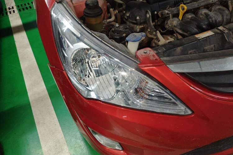 Used Hyundai Verna (older generation) 2010 Sedan 1.4L Automatic Fashionable GT Model Right Front Headlight