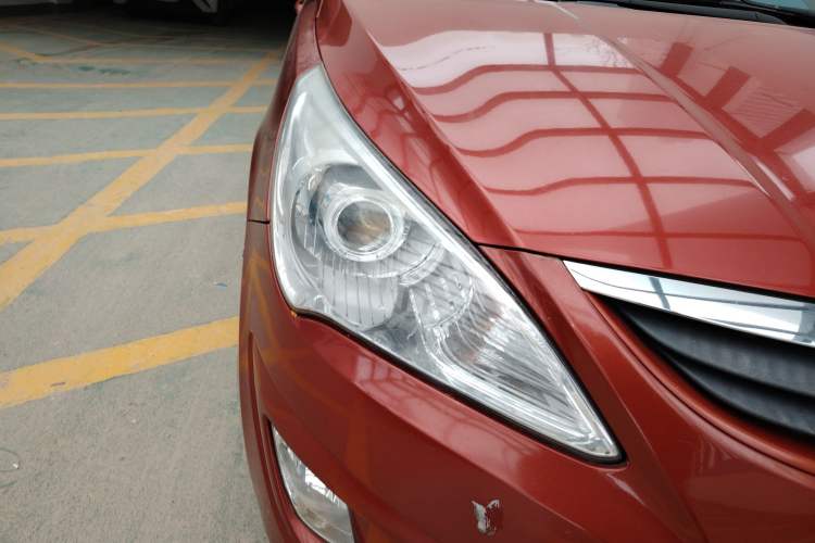 Used Hyundai Verna (older generation) 2010 Sedan 1.4L Manual Comfort GS Right Front Headlight