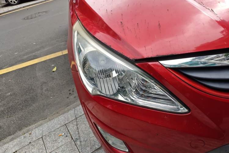 Used Hyundai Verna (older generation) 2010 Sedan 1.4L Automatic Fashionable GT Model Right Front Headlight