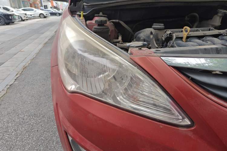 Used Hyundai Verna (older generation) 2010 Sedan 1.4L Manual Comfort GS Right Front Headlight