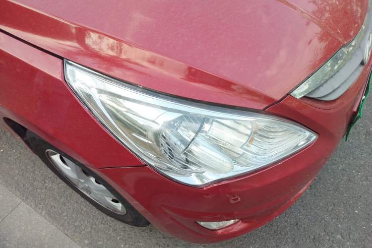 Used Hyundai Verna (older generation) 2010 Sedan 1.4L Automatic Fashionable GT Model Right Front Headlight